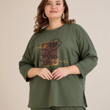 Ανοιξιάτικη μπλούζα με τύπωμα σε Λαδί χρώμα σε μεγάλα μεγέθη 