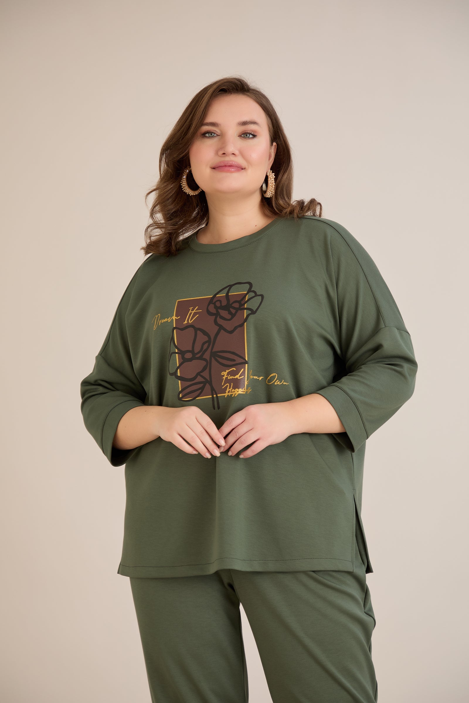 Ανοιξιάτικη μπλούζα με τύπωμα σε Λαδί χρώμα σε μεγάλα μεγέθη 