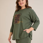 Ανοιξιάτικη μπλούζα με τύπωμα σε Λαδί χρώμα σε μεγάλα μεγέθη 