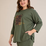 Ανοιξιάτικη μπλούζα με τύπωμα σε Λαδί χρώμα σε μεγάλα μεγέθη 