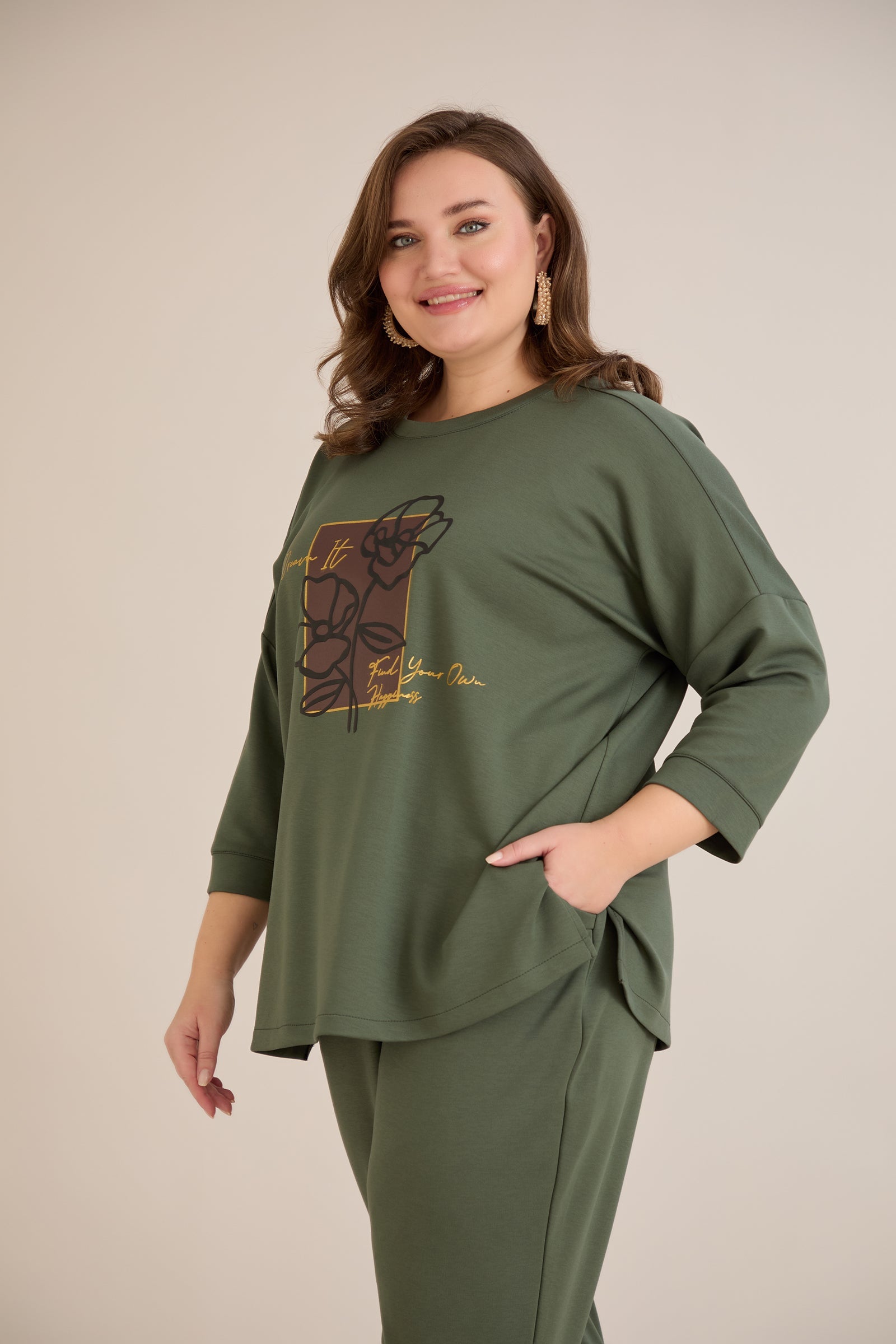 Ανοιξιάτικη μπλούζα με τύπωμα σε Λαδί χρώμα σε μεγάλα μεγέθη 