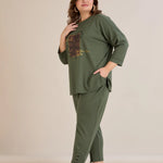 Γυναικείο παντελόνι με κουμπιά σε χρώμα Λαδί σε μεγάλα μεγέθη