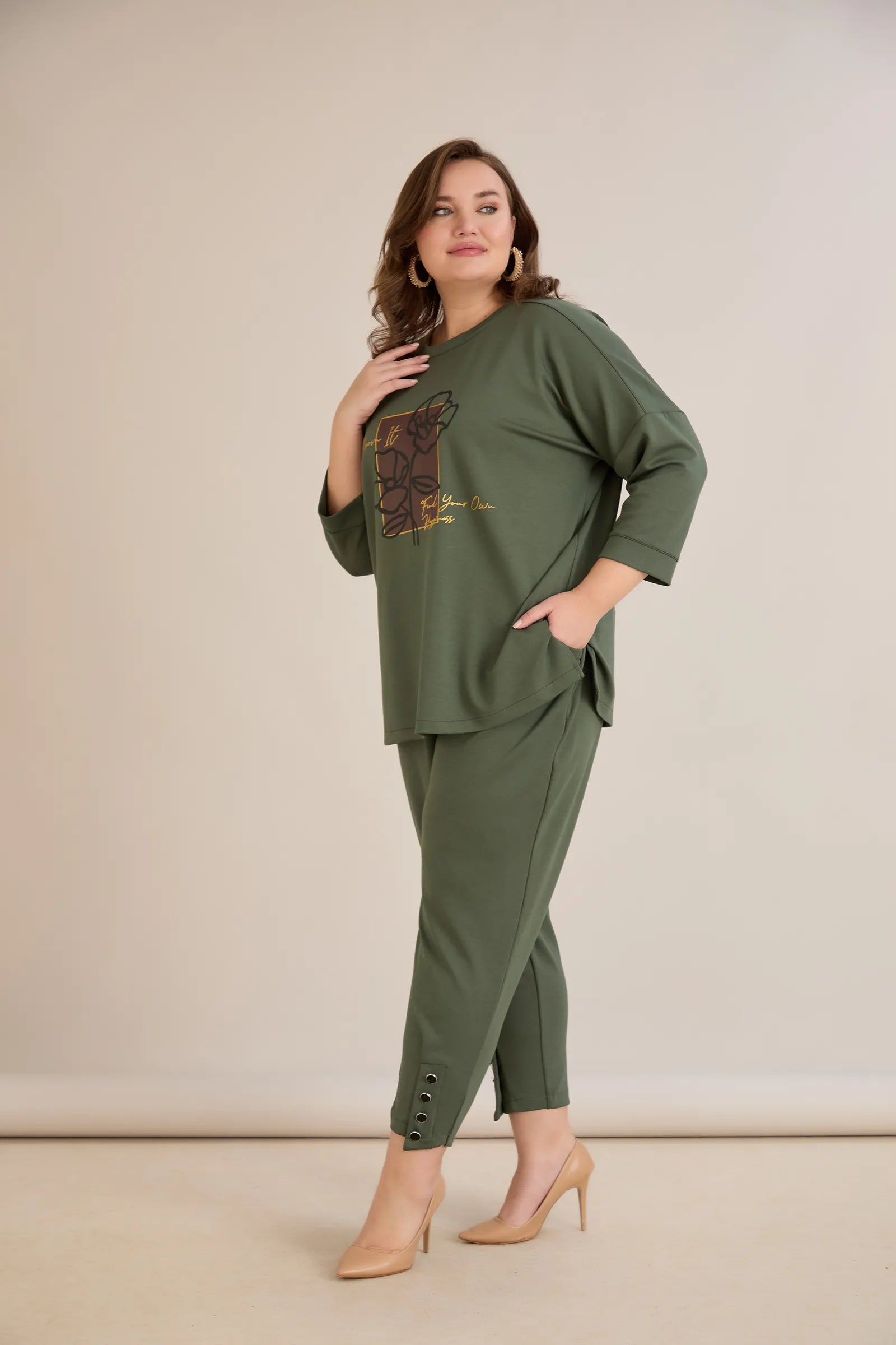 Γυναικείο παντελόνι με κουμπιά σε χρώμα Λαδί σε μεγάλα μεγέθη