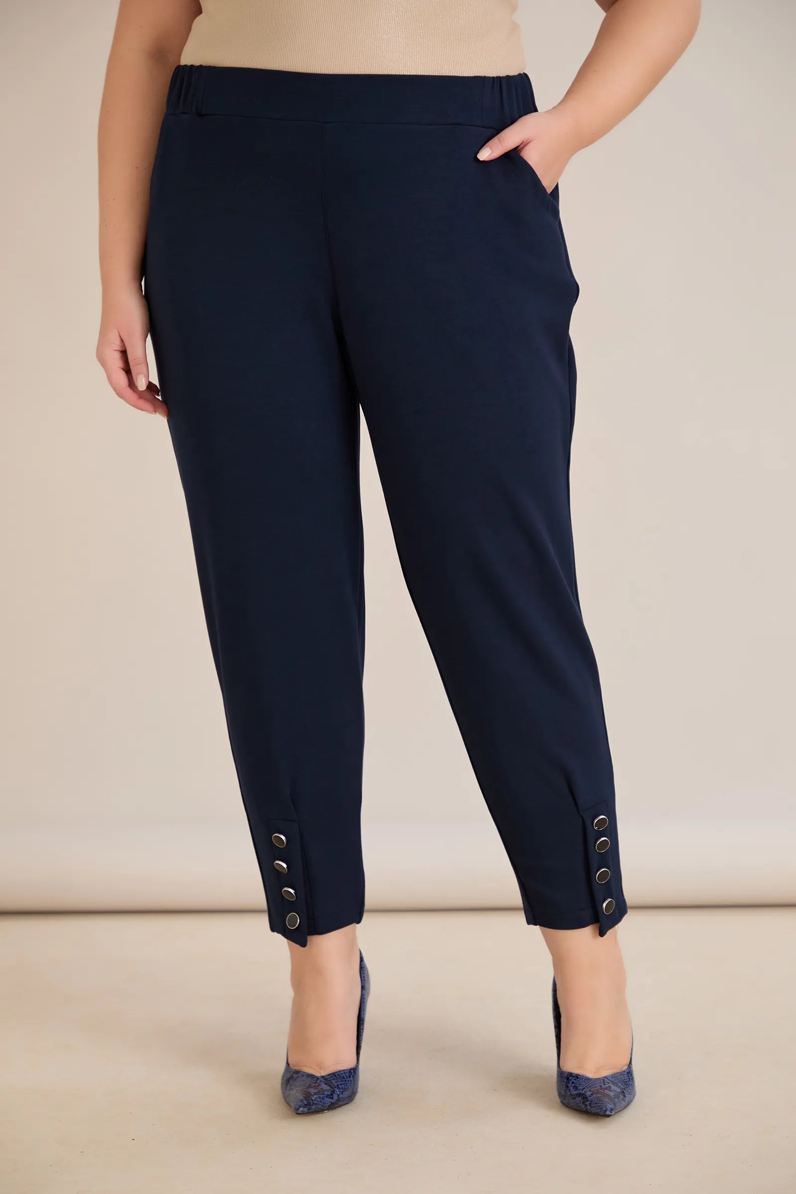 Γυναικείο παντελόνι με κουμπιά σε χρώμα Σκούρο μπλε σε μεγάλα μεγέθη