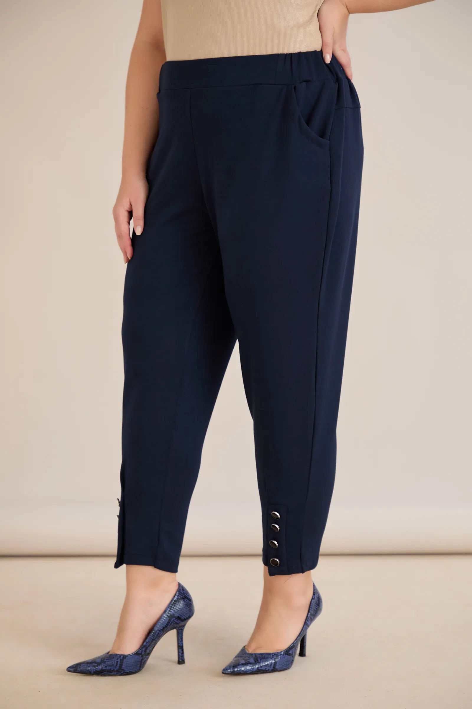 Γυναικείο παντελόνι με κουμπιά σε χρώμα Σκούρο μπλε σε μεγάλα μεγέθη