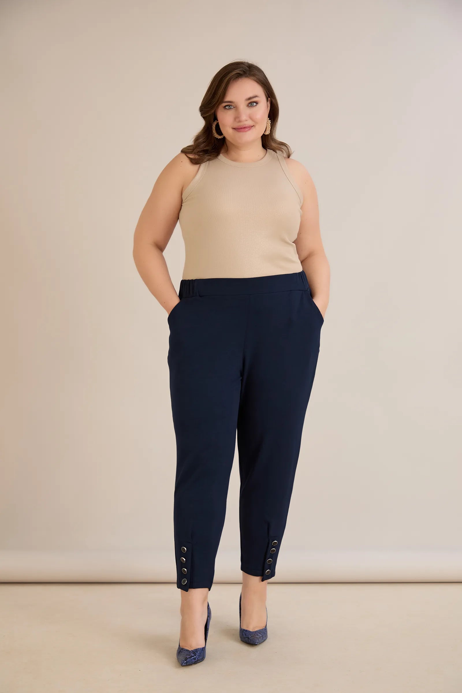 Γυναικείο παντελόνι με κουμπιά σε χρώμα Σκούρο μπλε σε μεγάλα μεγέθη