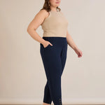 Γυναικείο παντελόνι με κουμπιά σε χρώμα Σκούρο μπλε σε μεγάλα μεγέθη