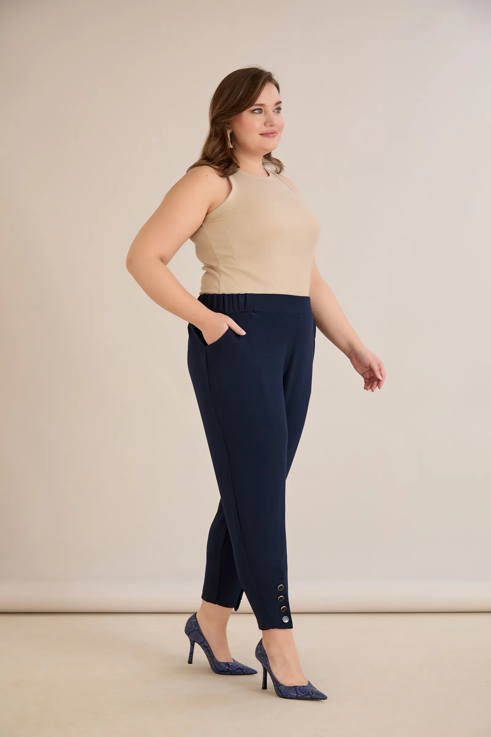 Γυναικείο παντελόνι με κουμπιά σε χρώμα Σκούρο μπλε σε μεγάλα μεγέθη