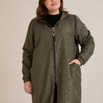 Ανοιξιάτικο παρκά με βαμβακερή και ελαστική επένδυση σε Χακί χρώμα σε μεγάλα μεγέθη