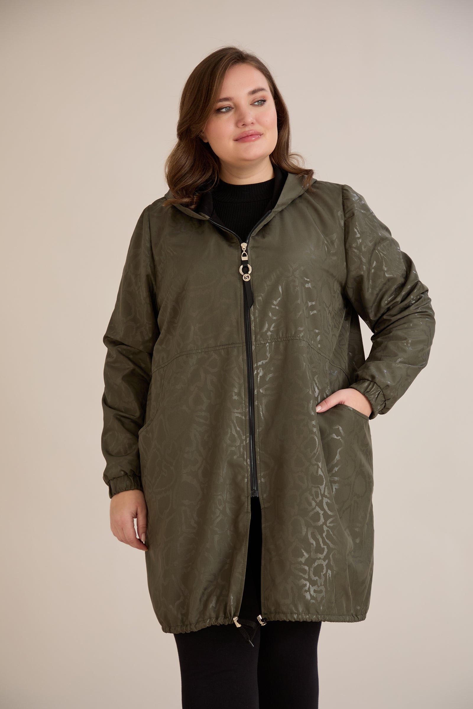 Ανοιξιάτικο παρκά με βαμβακερή και ελαστική επένδυση σε Χακί χρώμα σε μεγάλα μεγέθη