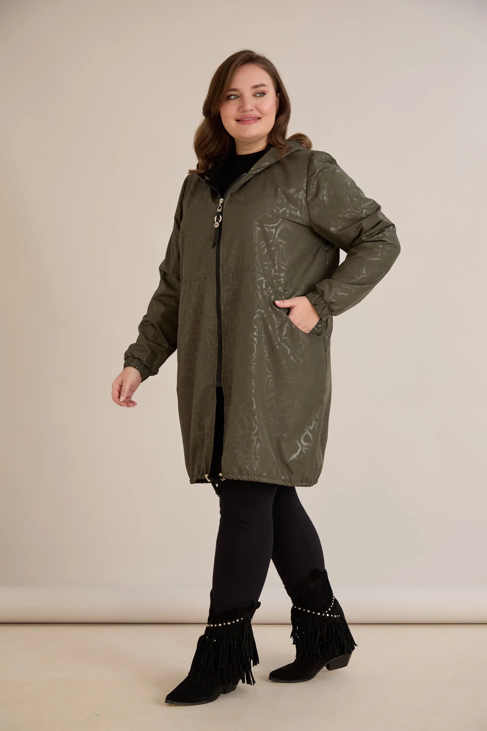 Ανοιξιάτικο παρκά με βαμβακερή και ελαστική επένδυση σε Χακί χρώμα σε μεγάλα μεγέθη