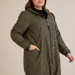 Ανοιξιάτικο παρκά με βαμβακερή και ελαστική επένδυση σε Χακί χρώμα σε μεγάλα μεγέθη