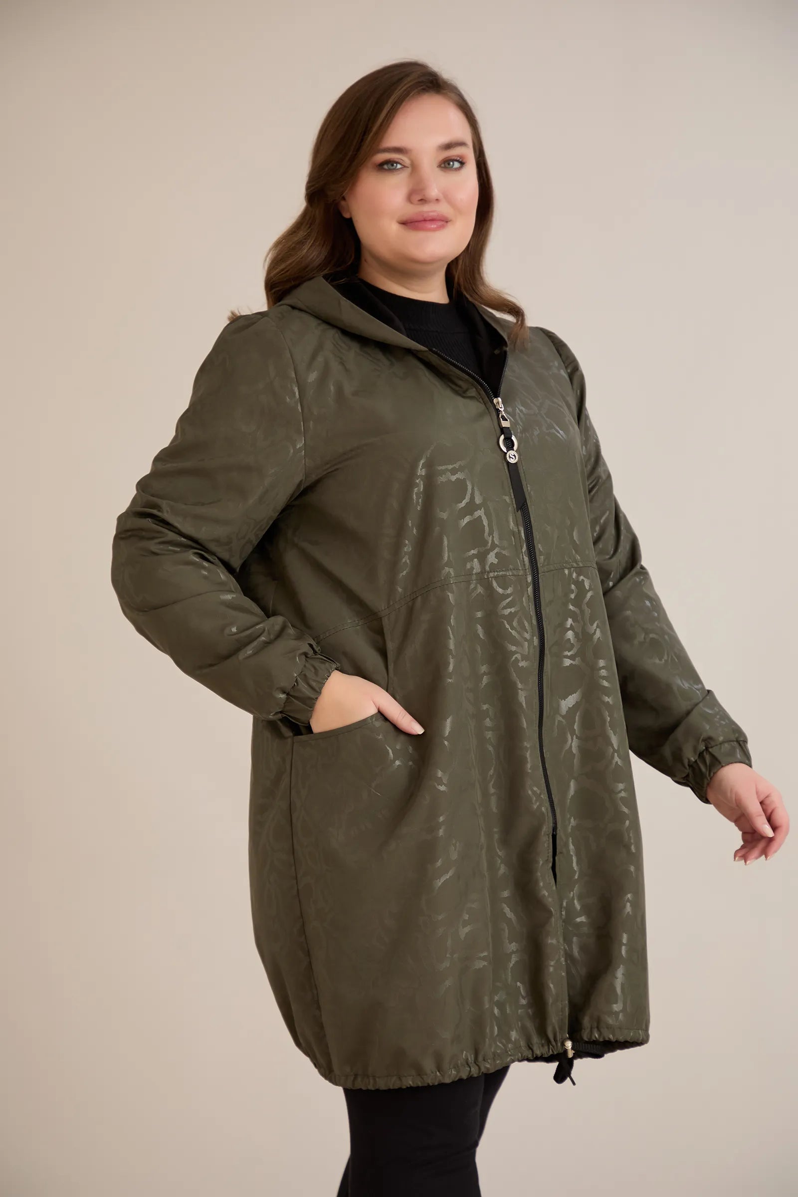 Ανοιξιάτικο παρκά με βαμβακερή και ελαστική επένδυση σε Χακί χρώμα σε μεγάλα μεγέθη