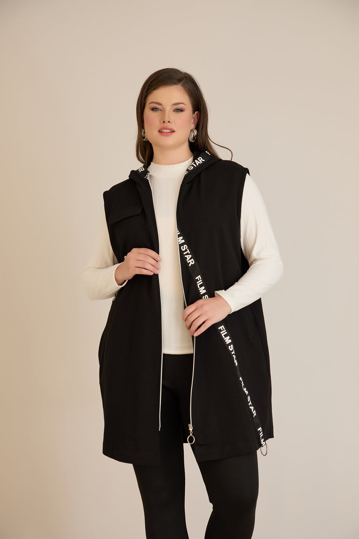 Πλεκτό γιλέκο με κουκούλα σε γραμμή Α σε μαύρο χρώμα σε μεγάλα μεγέθη 