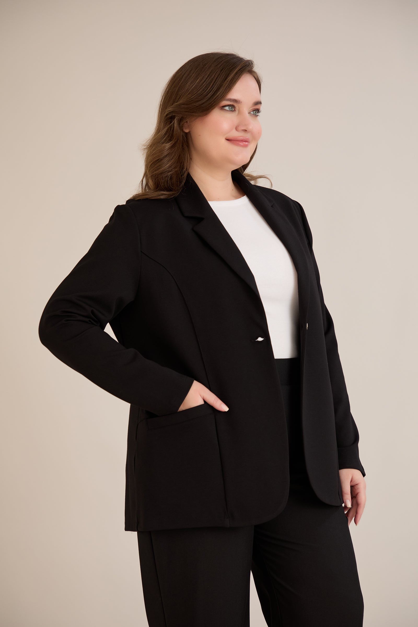 Σπορ-κομψό σακάκι με ρεβέρ και κούμπωμα σε Μαύρο χρώμα σε μεγάλα μεγέθη 