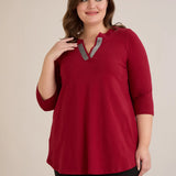 Βαμβακερό τουνίκ με λαμπερό ντεκολτέ σε Μπορντό χρώμα σε μεγάλα μεγέθη.