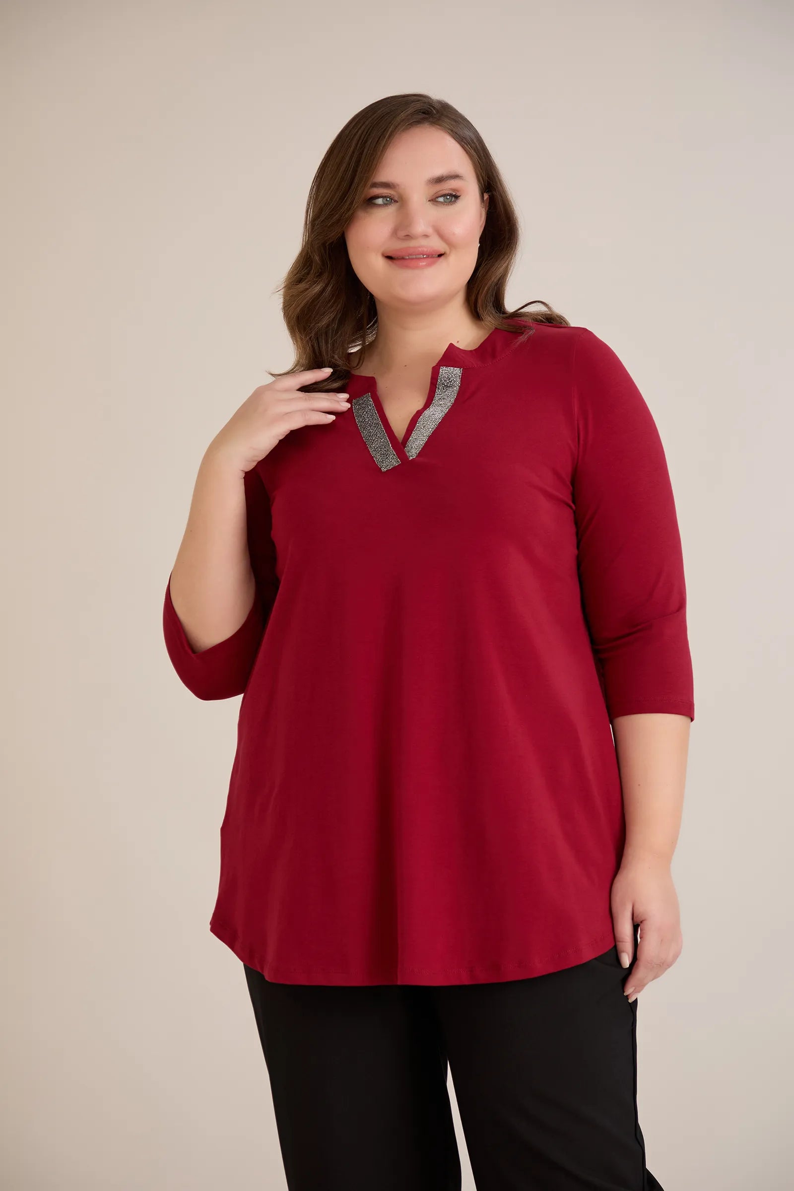 Βαμβακερό τουνίκ με λαμπερό ντεκολτέ σε Μπορντό χρώμα σε μεγάλα μεγέθη.
