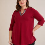 Βαμβακερό τουνίκ με λαμπερό ντεκολτέ σε Μπορντό χρώμα σε μεγάλα μεγέθη.