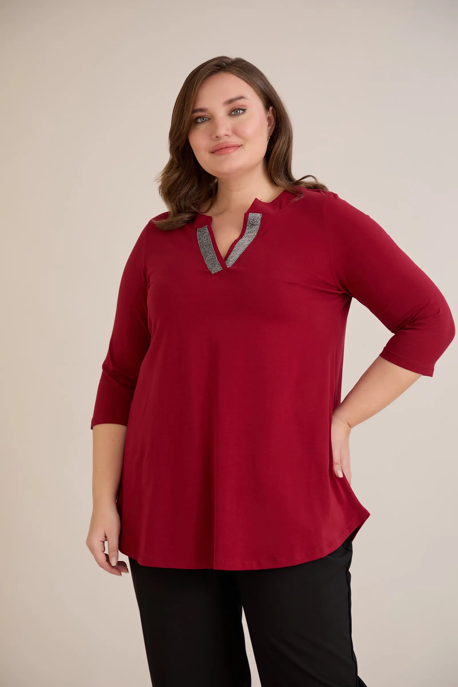 Βαμβακερό τουνίκ με λαμπερό ντεκολτέ σε Μπορντό χρώμα σε μεγάλα μεγέθη.