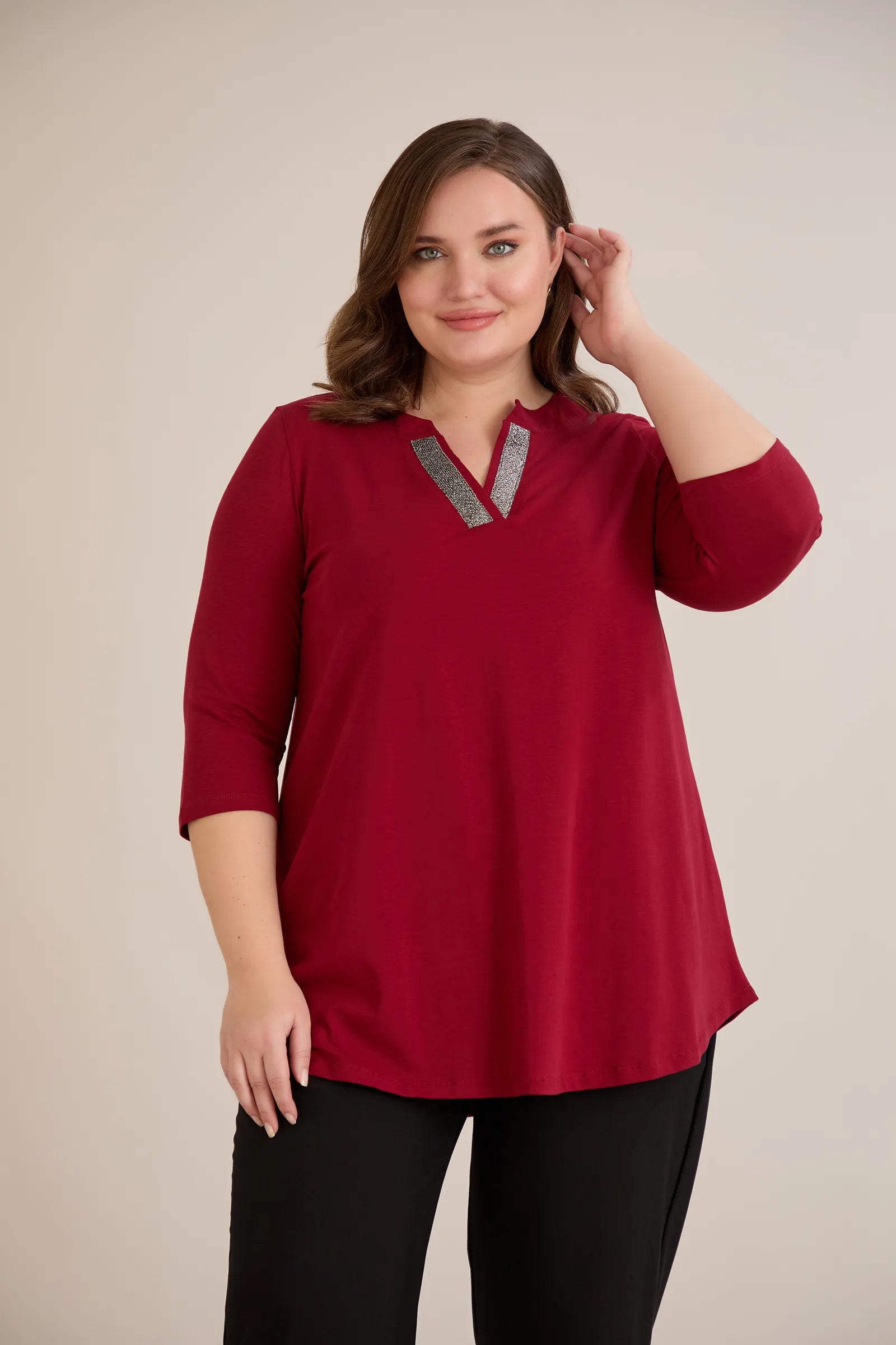 Βαμβακερό τουνίκ με λαμπερό ντεκολτέ σε Μπορντό χρώμα σε μεγάλα μεγέθη.
