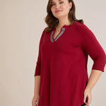 Βαμβακερό τουνίκ με λαμπερό ντεκολτέ σε Μπορντό χρώμα σε μεγάλα μεγέθη.