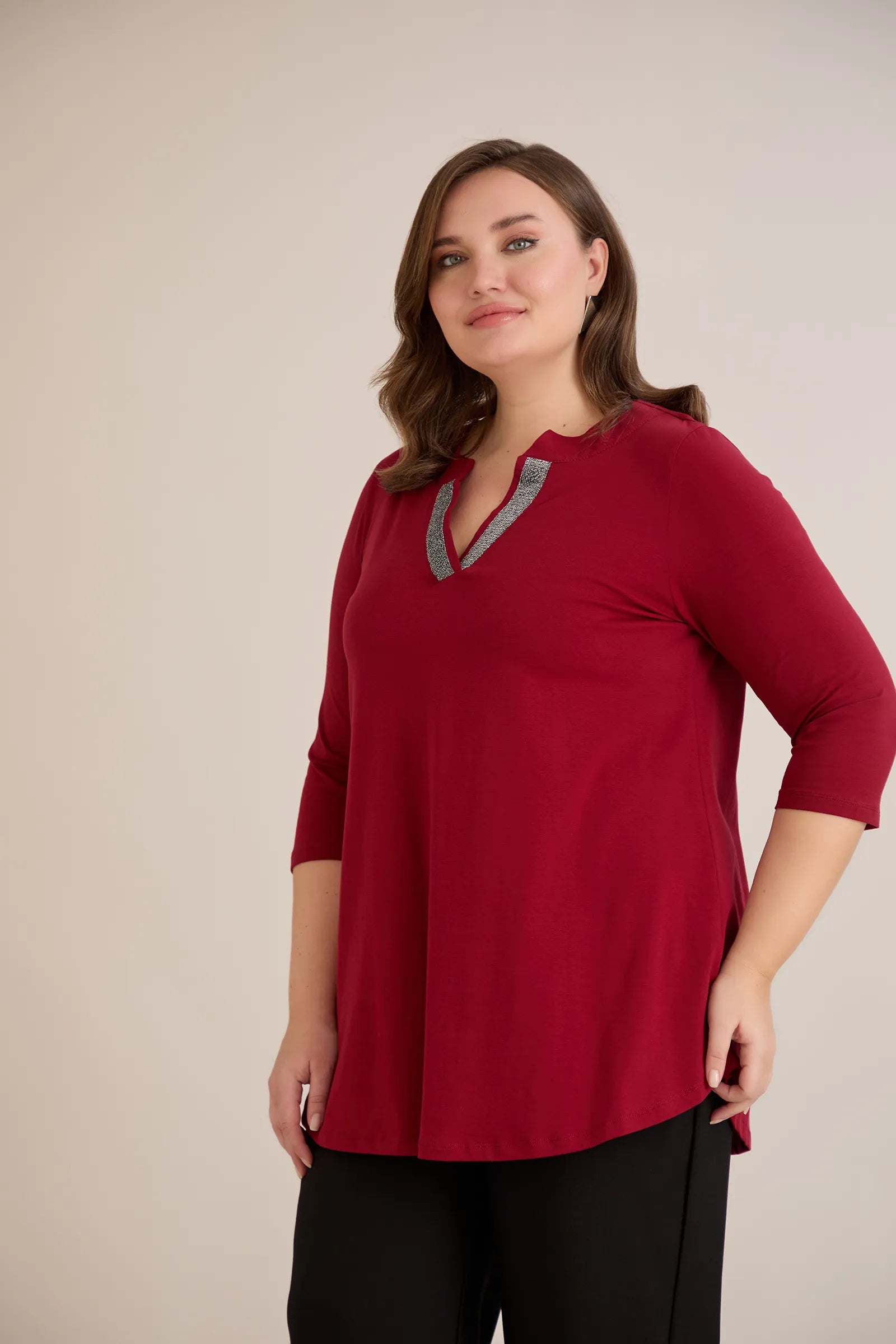 Βαμβακερό τουνίκ με λαμπερό ντεκολτέ σε Μπορντό χρώμα σε μεγάλα μεγέθη.