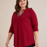 Βαμβακερό τουνίκ με λαμπερό ντεκολτέ σε Μπορντό χρώμα σε μεγάλα μεγέθη.