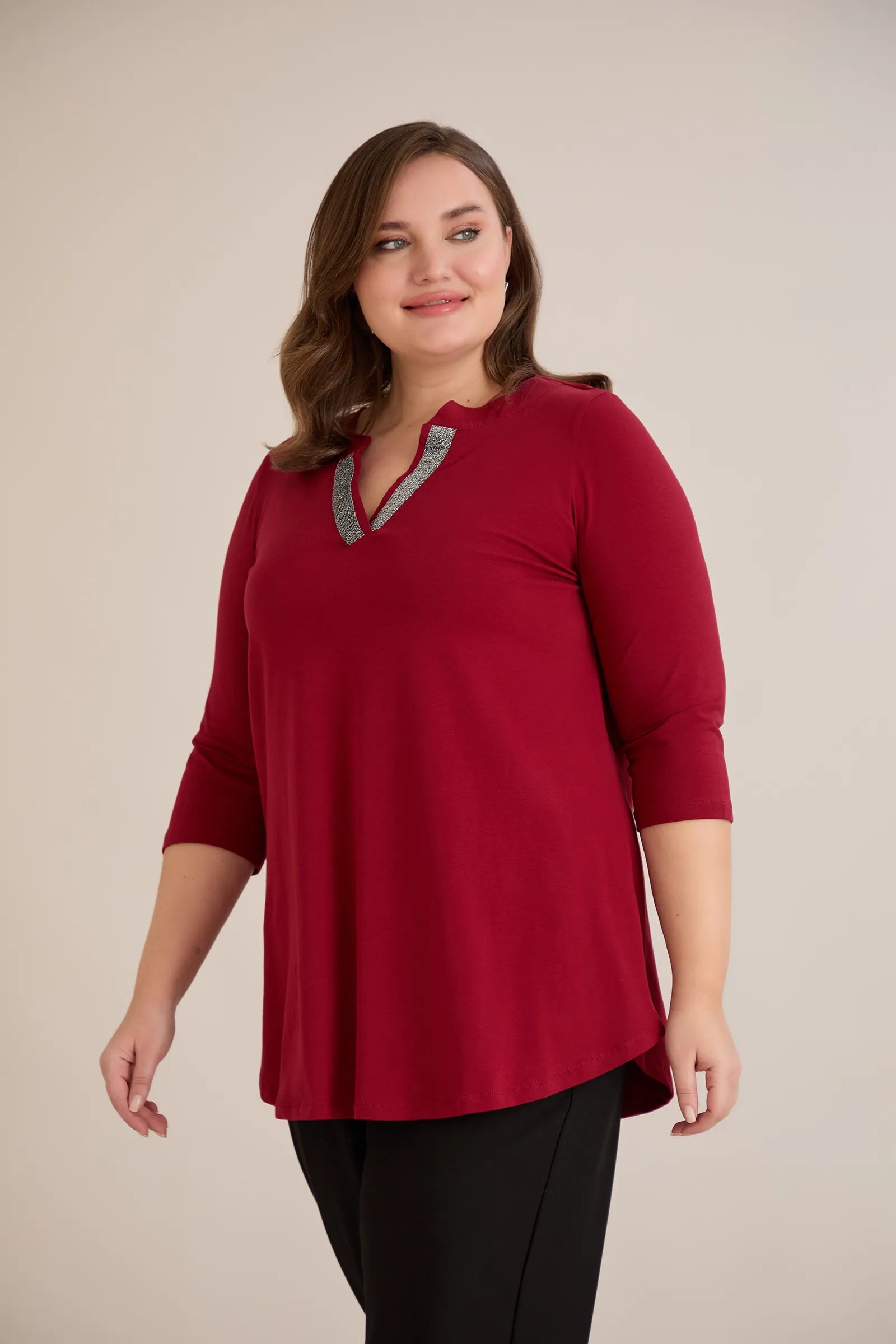 Βαμβακερό τουνίκ με λαμπερό ντεκολτέ σε Μπορντό χρώμα σε μεγάλα μεγέθη.