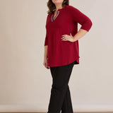 Βαμβακερό τουνίκ με λαμπερό ντεκολτέ σε Μπορντό χρώμα σε μεγάλα μεγέθη.