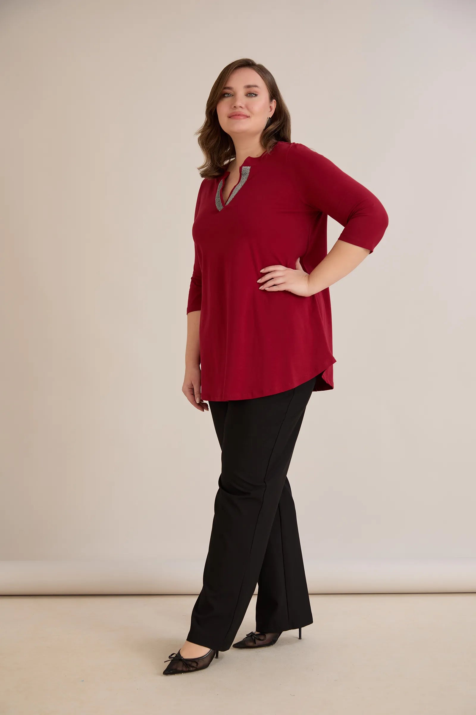 Βαμβακερό τουνίκ με λαμπερό ντεκολτέ σε Μπορντό χρώμα σε μεγάλα μεγέθη.