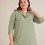 Βαμβακερό τουνίκ με λαμπερό ντεκολτέ σε λαδί χρώμα σε μεγάλα μεγέθη