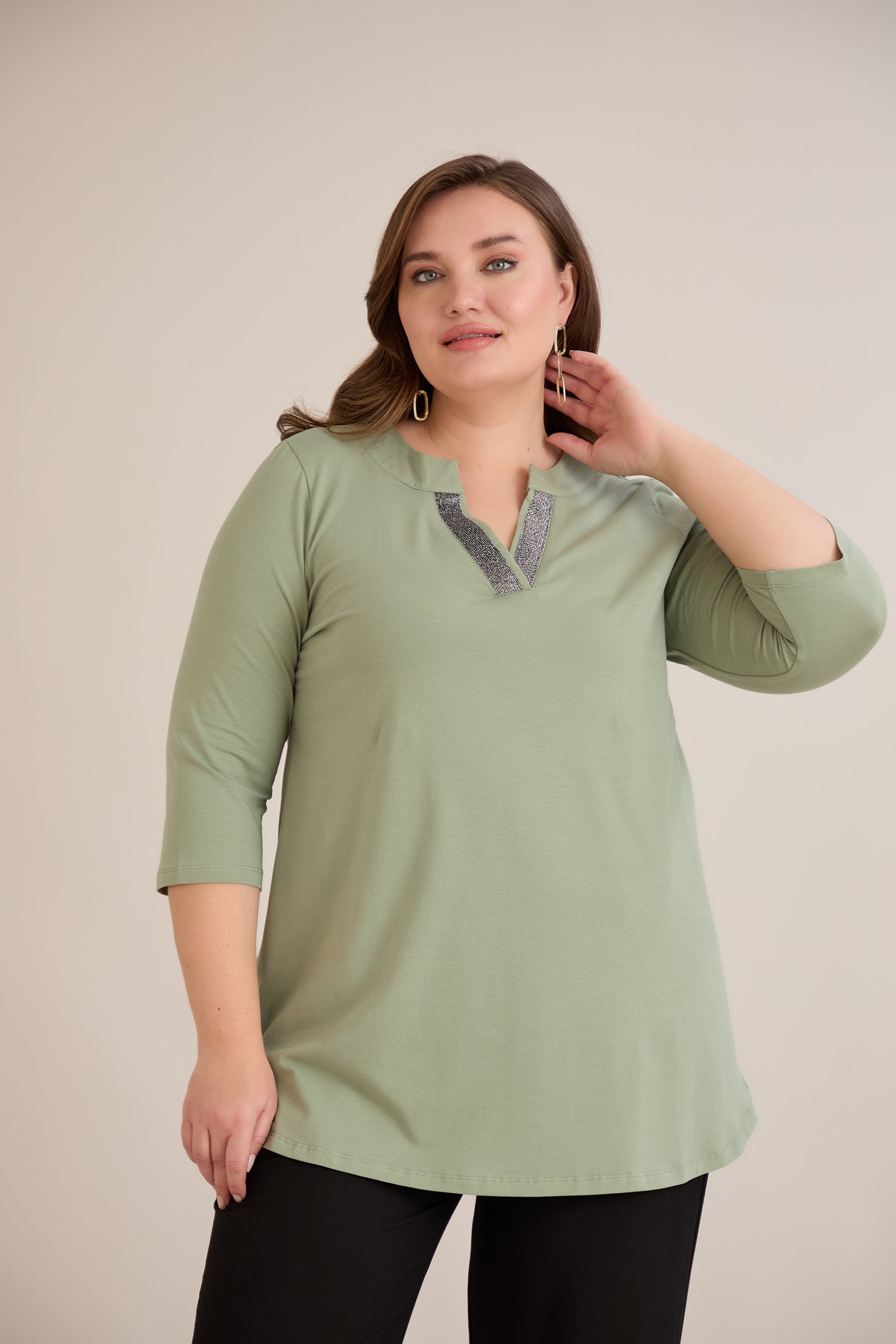 Βαμβακερό τουνίκ με λαμπερό ντεκολτέ σε λαδί χρώμα σε μεγάλα μεγέθη