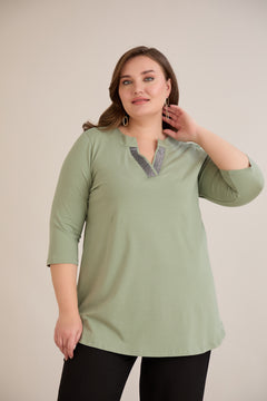 Βαμβακερό τουνίκ με λαμπερό ντεκολτέ σε λαδί χρώμα σε μεγάλα μεγέθη