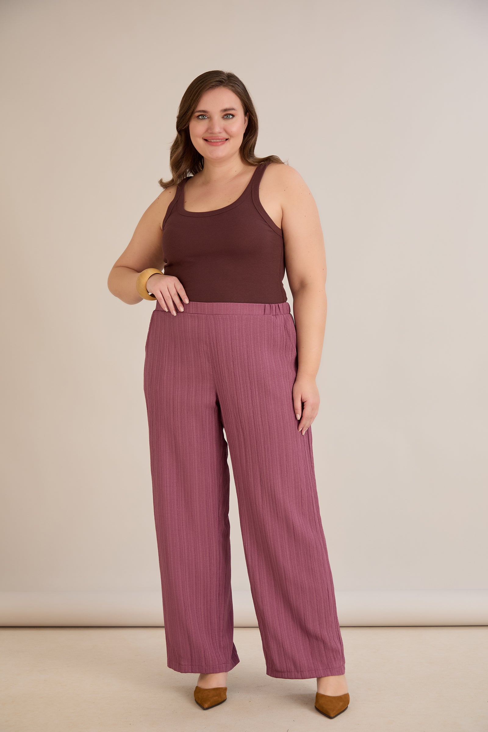 Παντελόνι από ελαφρύ ανάγλυφο ύφασμα σε Λιλά χρώμα σε μεγάλα μεγέθη