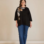 Μπλουζα με απαλη διακόσμηση φτερά σε μαύρο χρώμα σε μεγάλα μεγέθη