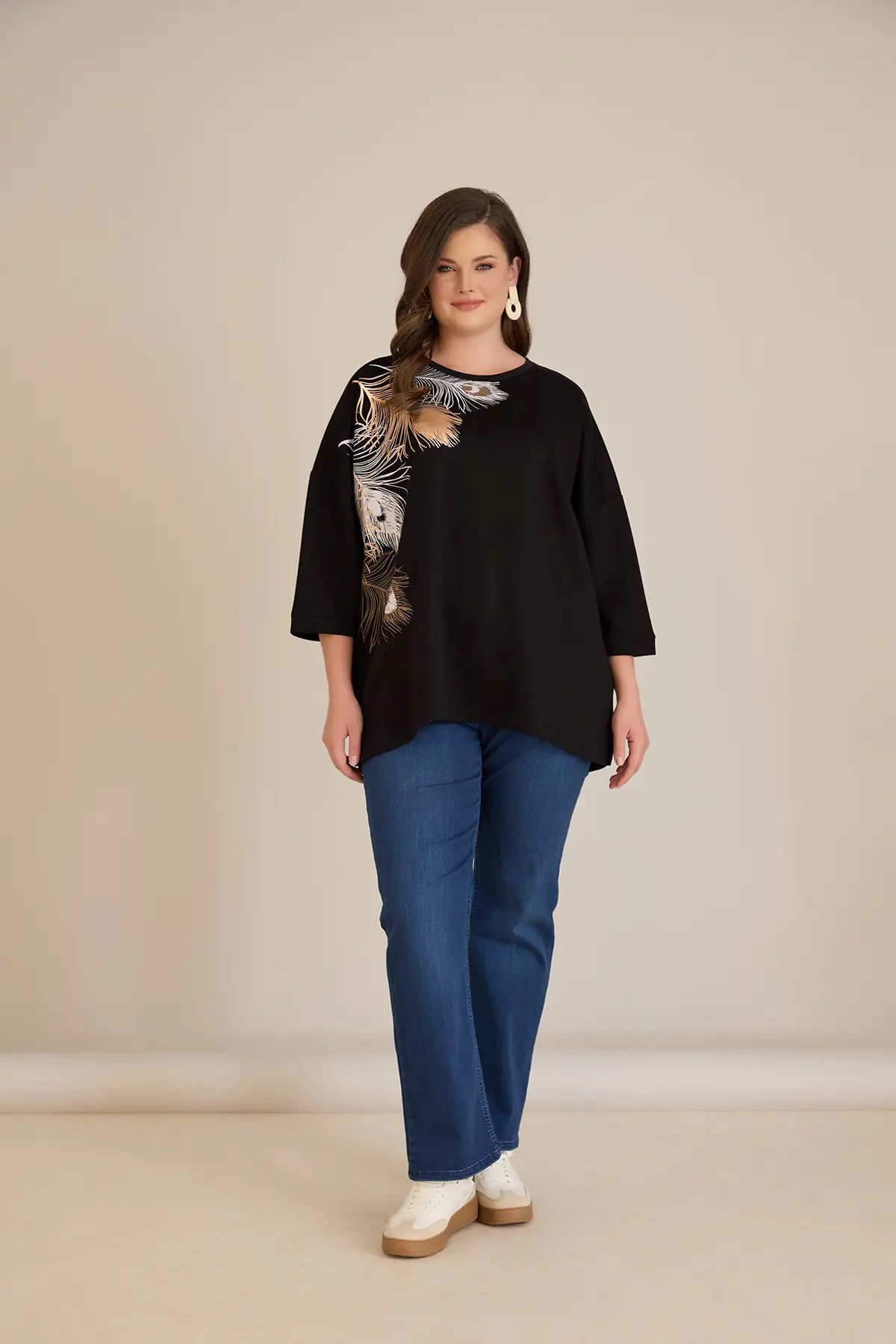 Μπλουζα με απαλη διακόσμηση φτερά σε μαύρο χρώμα σε μεγάλα μεγέθη