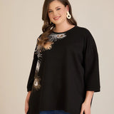 Μπλουζα με απαλη διακόσμηση φτερά σε μαύρο χρώμα σε μεγάλα μεγέθη