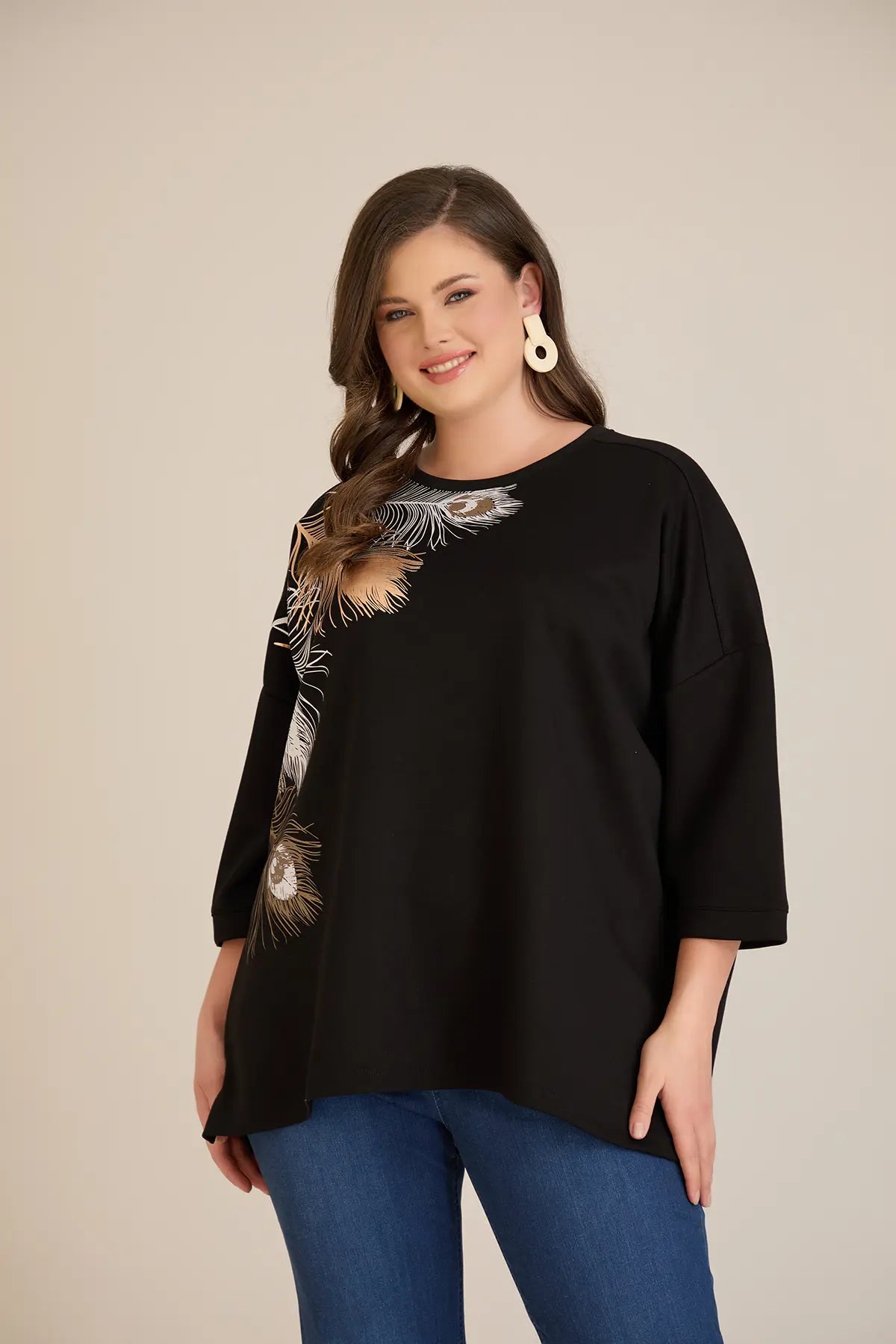 Μπλουζα με απαλη διακόσμηση φτερά σε μαύρο χρώμα σε μεγάλα μεγέθη