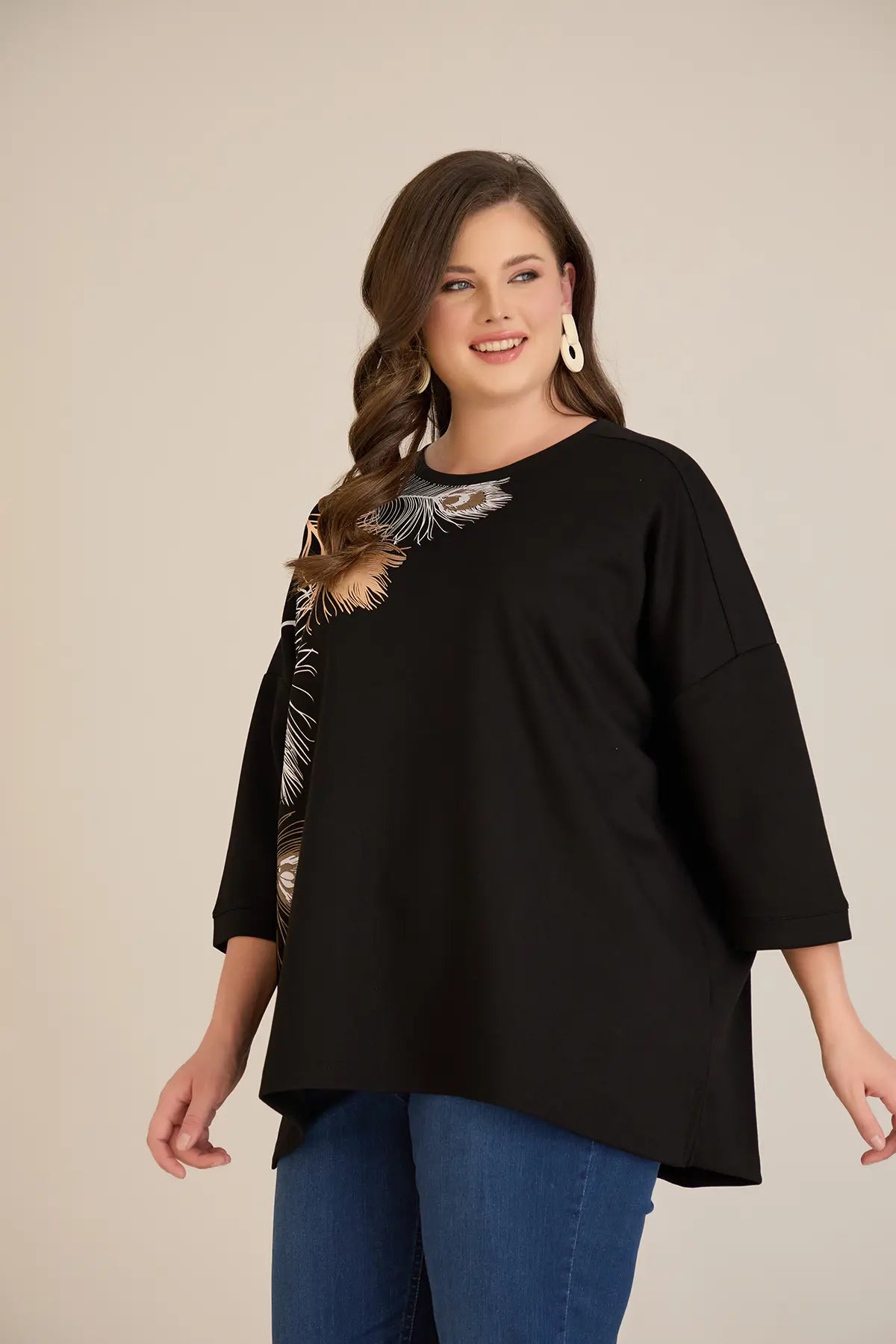 Μπλουζα με απαλη διακόσμηση φτερά σε μαύρο χρώμα σε μεγάλα μεγέθη