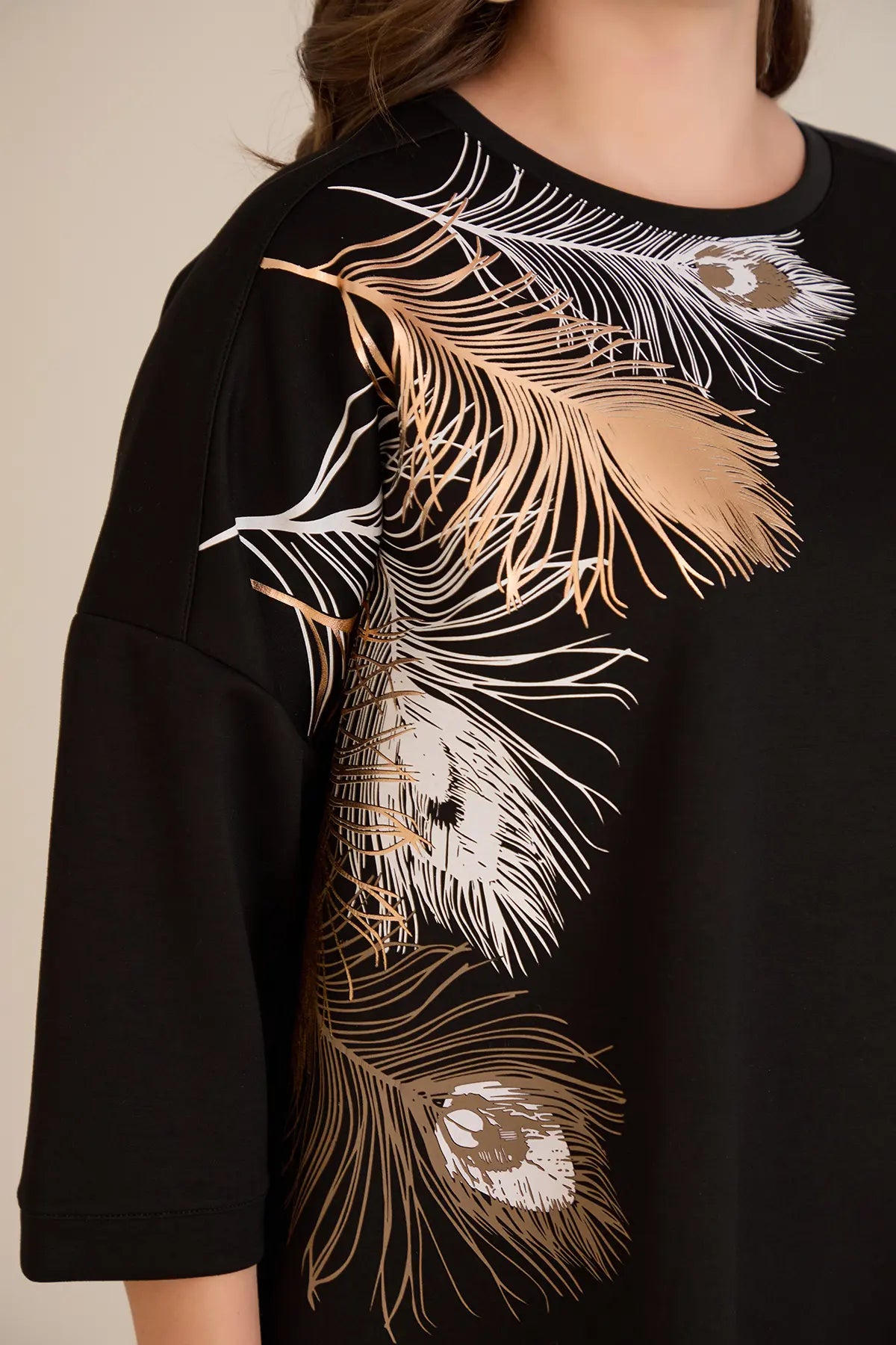 Μπλουζα με απαλη διακόσμηση φτερά σε μαύρο χρώμα σε μεγάλα μεγέθη