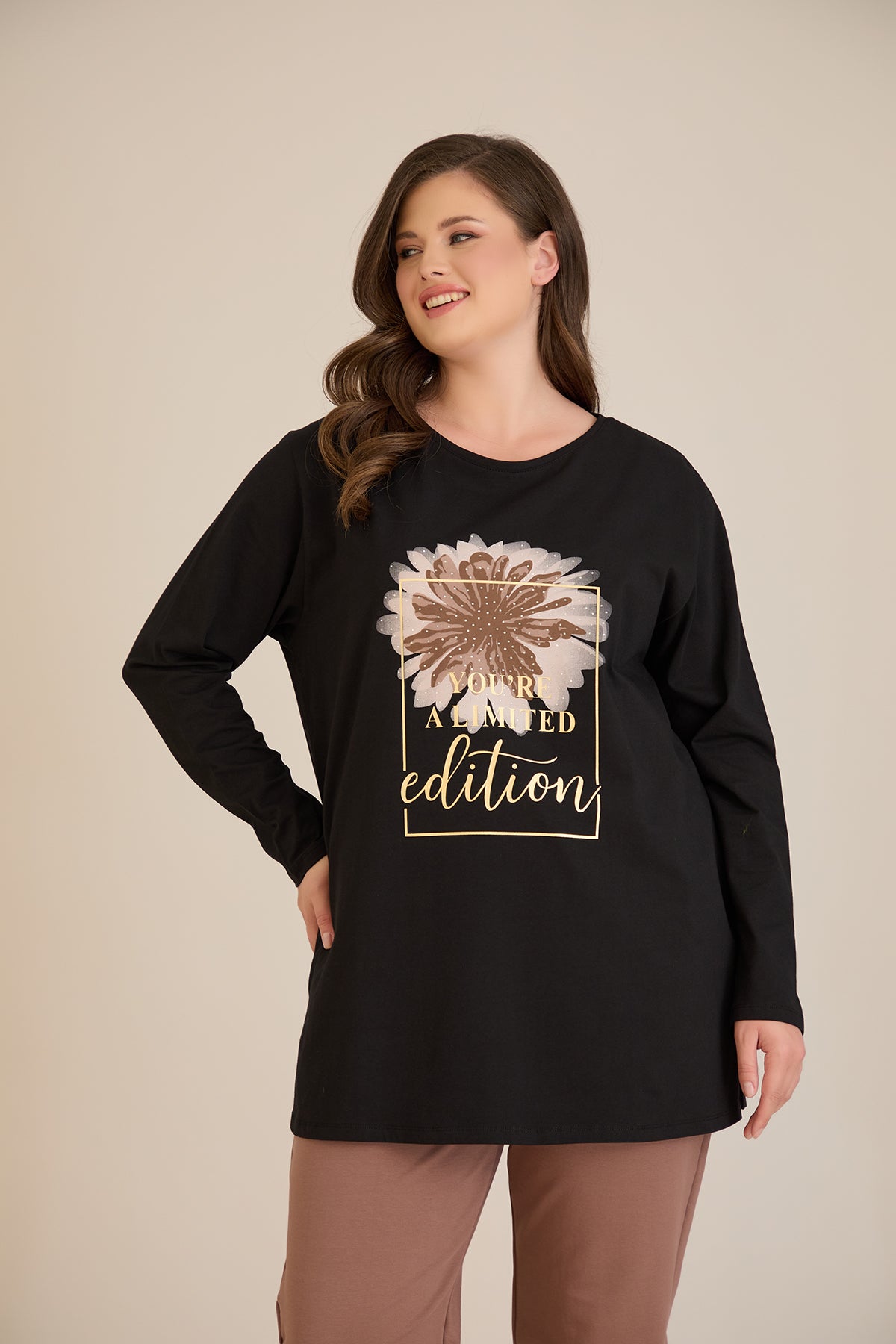 Βαμβακερή τουνίκ με στάμπα "You're a limited edition" σε μαύρο χρώμα σε μεγάλα μεγέθη 