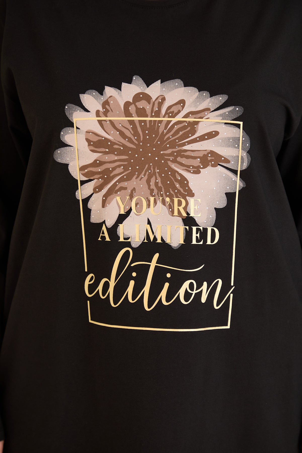 Βαμβακερή τουνίκ με στάμπα "You're a limited edition" σε μαύρο χρώμα σε μεγάλα μεγέθη 