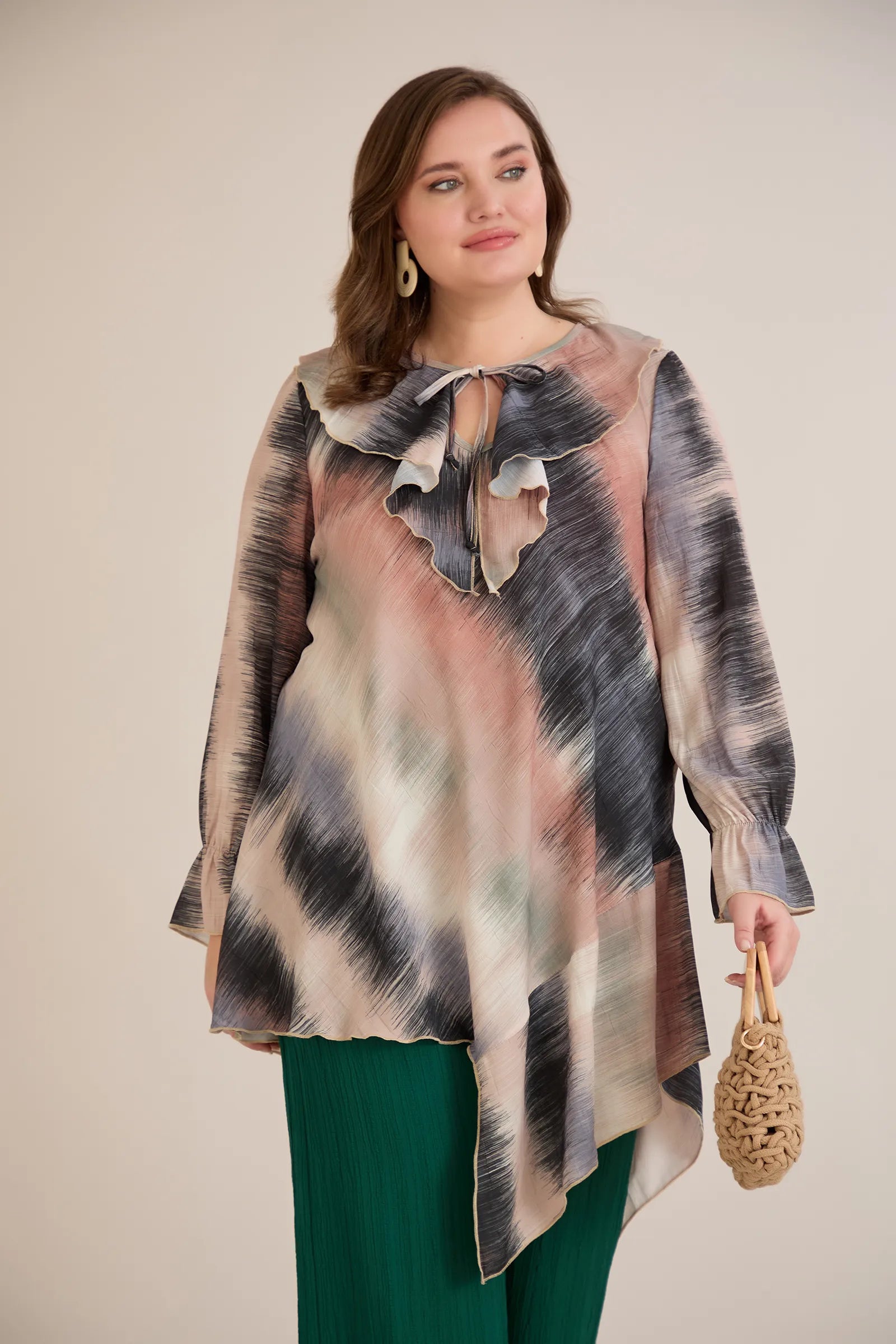 Ασύμμετρη μάξι τούνικ με βολάν στο ντεκολτέ