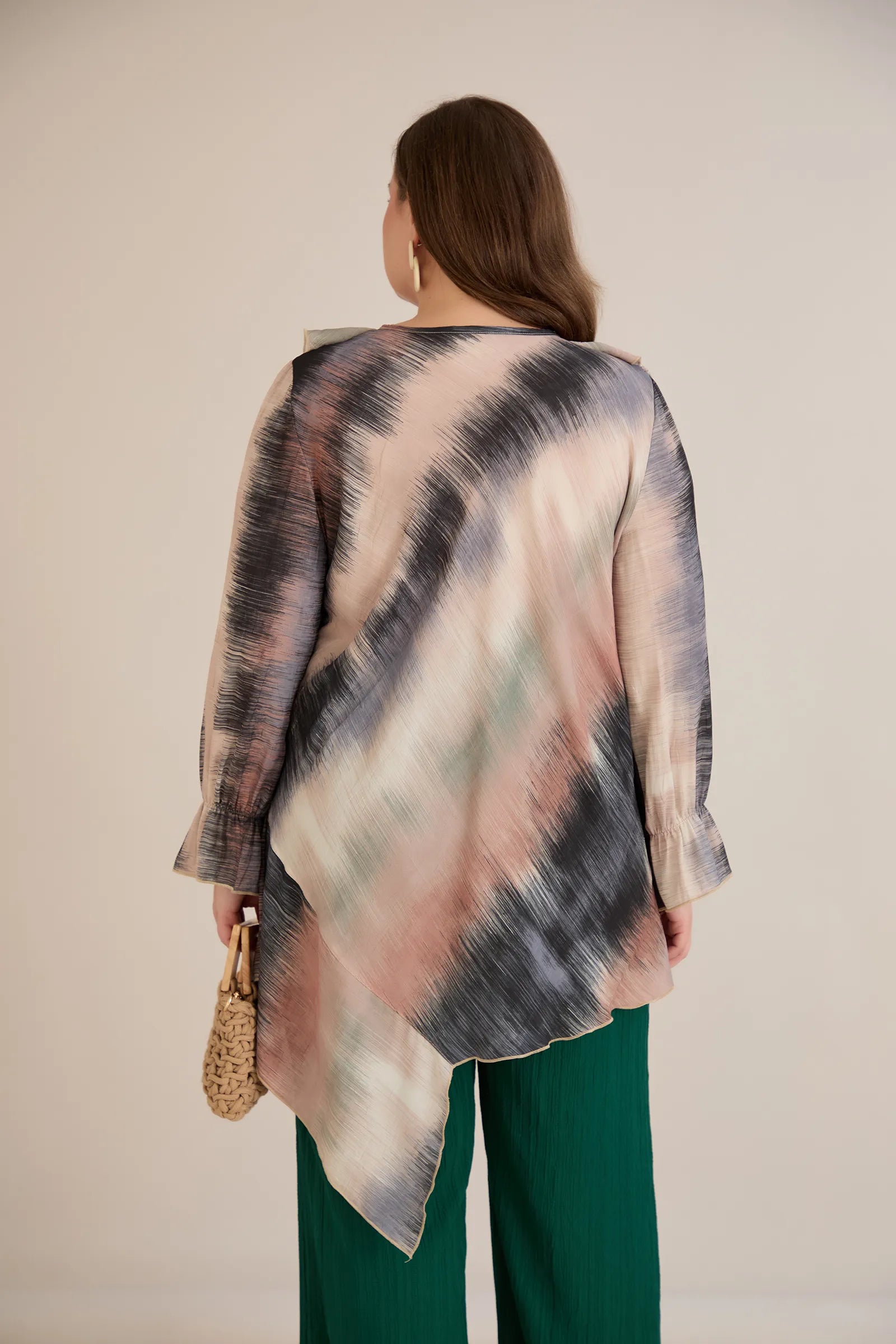 Ασύμμετρη μάξι τούνικ με βολάν στο ντεκολτέ