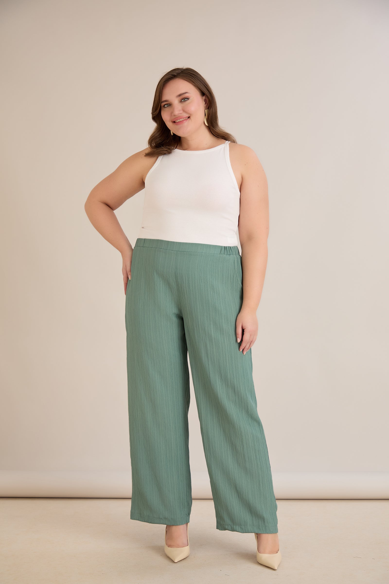 Παντελόνι από ελαφρύ ανάγλυφο ύφασμα σε Πράσινο παστέλ χρώμα σε μεγάλα μεγέθη