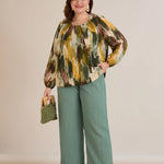 Πολύχρωμη μπλούζα σε άνετη γραμμή από μουσελίνα με χακί απόχρωση σε μεγάλα μεγέθη