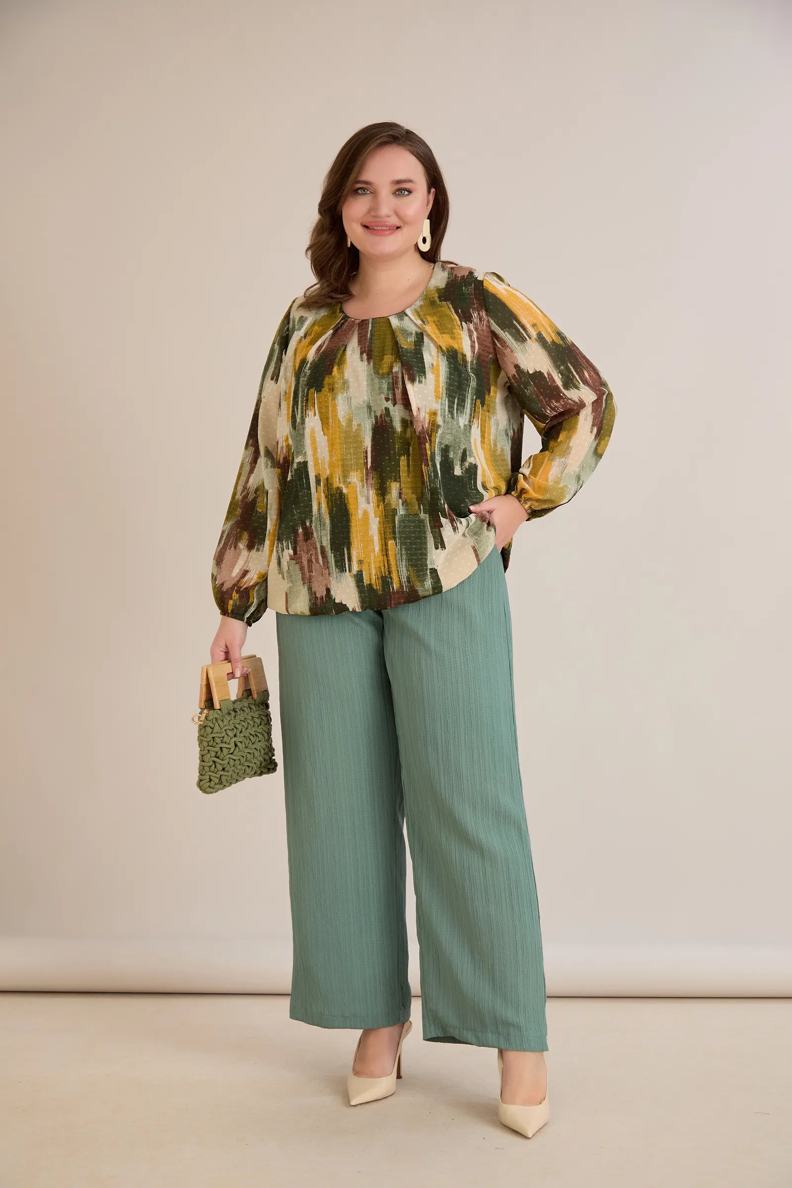 Πολύχρωμη μπλούζα σε άνετη γραμμή από μουσελίνα με χακί απόχρωση σε μεγάλα μεγέθη