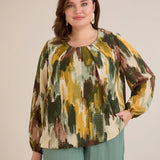 Πολύχρωμη μπλούζα σε άνετη γραμμή από μουσελίνα με χακί απόχρωση σε μεγάλα μεγέθη