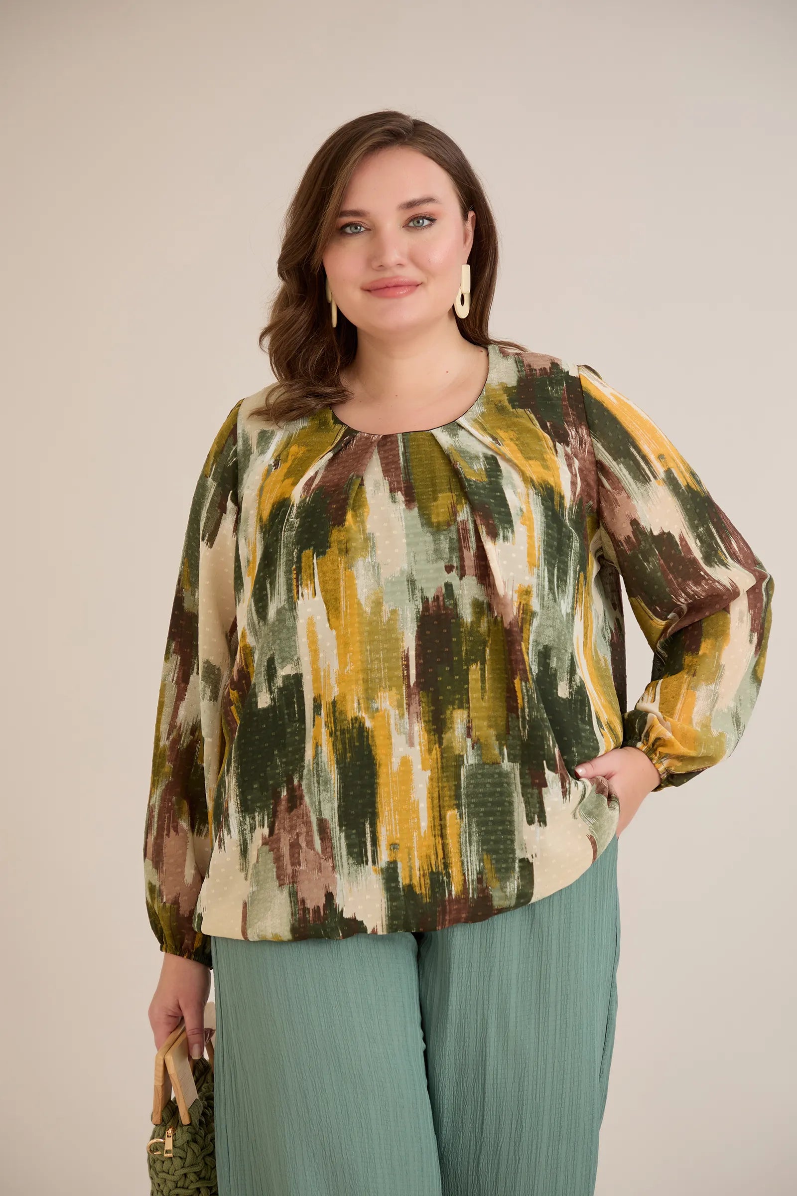 Πολύχρωμη μπλούζα σε άνετη γραμμή από μουσελίνα με χακί απόχρωση σε μεγάλα μεγέθη