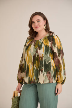 Πολύχρωμη μπλούζα σε άνετη γραμμή από μουσελίνα με χακί απόχρωση σε μεγάλα μεγέθη